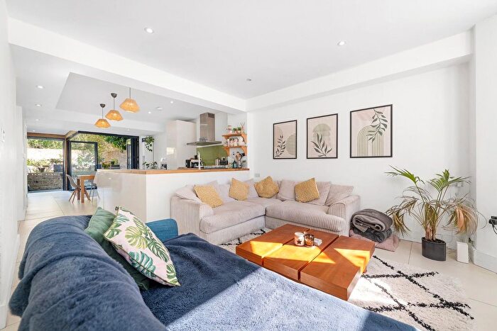 4 Bedroom Property For Sale In Argyll Close, SW9