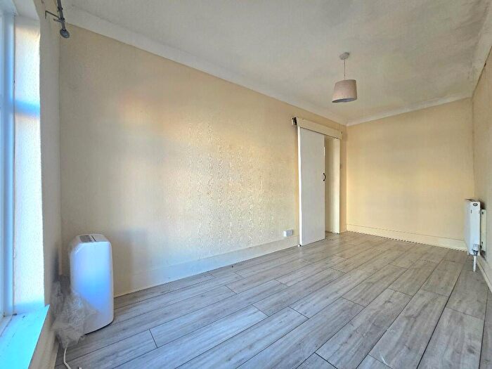 2 Bedroom Apartment To Rent In Whitehorse Road, Croydon, London, CR0