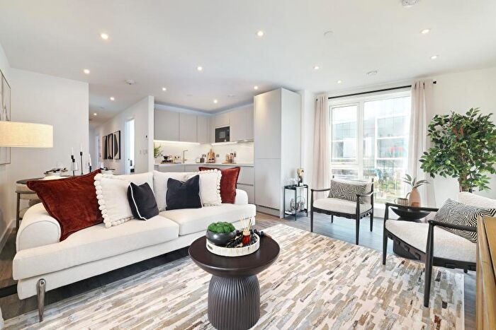 3 Bedroom Apartment For Sale In Canalside Quarter, Oxford, Oxfordshire, OX2