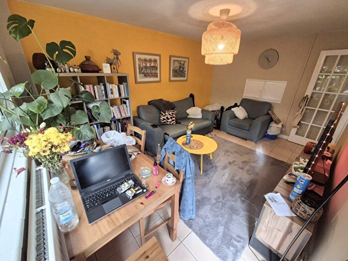3 Bedroom Maisonette For Sale In Commerce Road, Haringey, N22