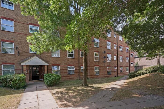 2 Bedroom Flat To Rent In Cassis Court, Chigwell Lane, Loughton -, IG10