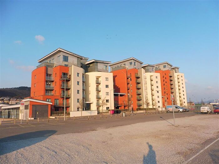 2 Bedroom Apartment To Rent In South Quay, Waterside, SA1