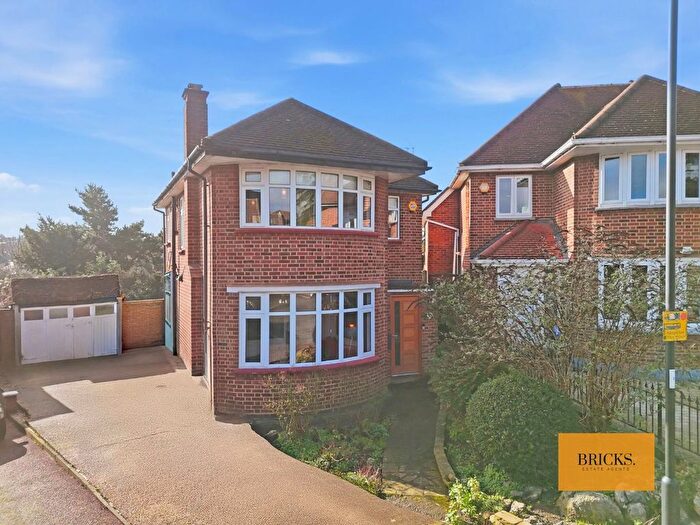 3 Bedroom Detached House For Sale In Hadley Close, London, N21