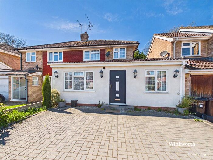 4 Bedroom Semi-Detached House For Sale In Quentin Road, Woodley, Reading, RG5