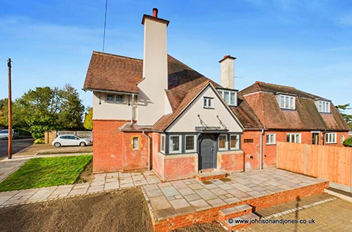 2 Bedroom Apartment For Sale In High Tree Close, Addlestone, Surrey, KT15