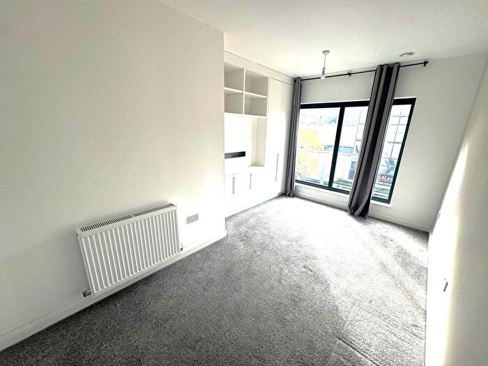 2 Bedroom Flat To Rent In The Parade, Watford, WD17