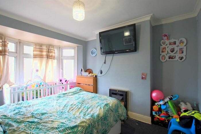 1 Bedroom Flat To Rent In River Gardens, Feltham, TW14