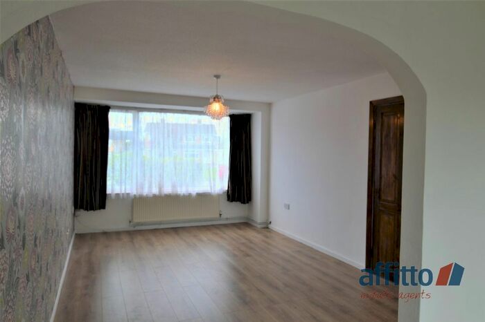 3 Bedroom Semi Detached House To Rent In Windrush Drive, Oadby, LE2