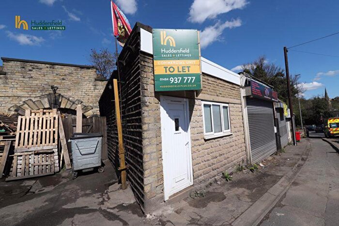 Detached House To Rent In Manchester Road, Huddersfield, HD1