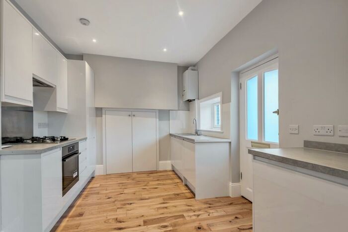 2 Bedroom Flat To Rent In St. John's Hill, London, SW11
