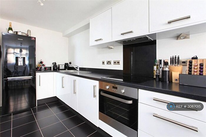 3 Bedroom Flat To Rent In Limerick Close, London, SW12