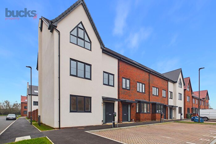 4 Bedroom End Of Terrace House For Sale In Francis Ave, Aylesbury, HP21