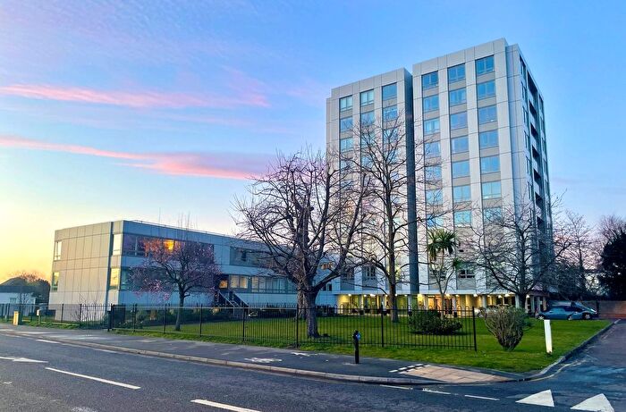 2 Bedroom Flat For Sale In Wellington Close, Walton-On-Thames, KT12