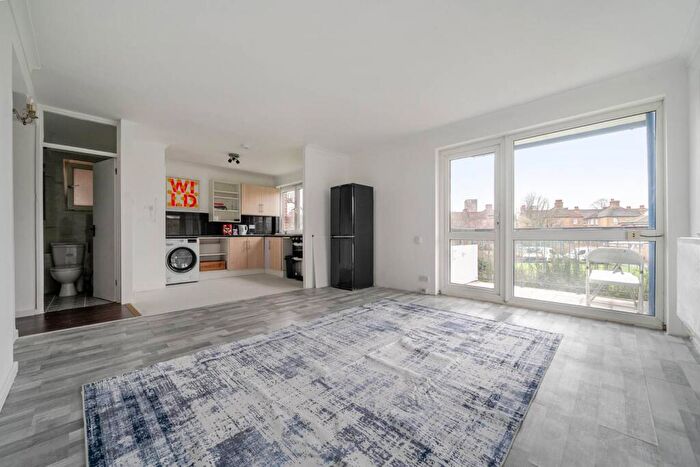2 Bedroom Flat For Sale In Portland Street, Elephant And Castle, London, SE17
