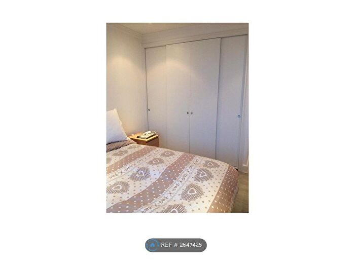 2 Bedroom Flat To Rent In Trade Tower, London, SW11