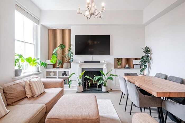 2 Bedroom Flat For Sale In Sisters Avenue, London, SW11