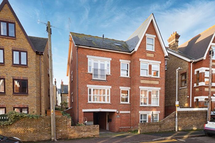 3 Bedroom Flat For Sale In Wrotham Road, Broadstairs, Kent, CT10
