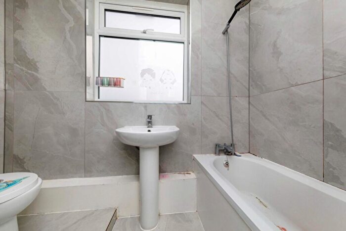 2 Bedroom Flat To Rent In High Street West Wickham, BR4