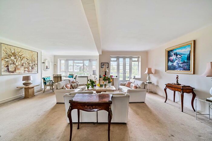 2 Bedroom Flat For Sale In Chessington Court, Finchley, N3