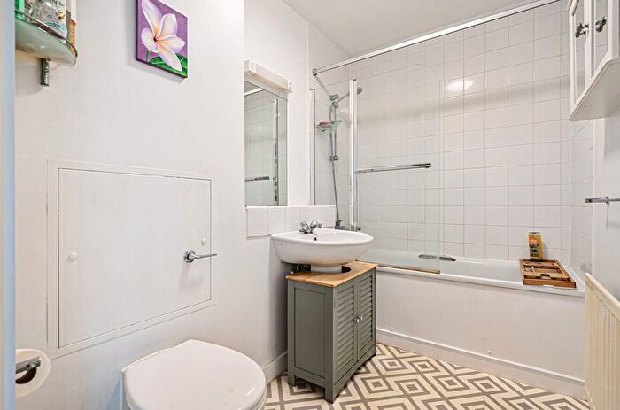 1 Bedroom Flat For Sale In Escomb Court, Godstone Road, Whyteleafe, CR3