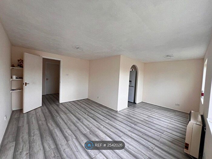 2 Bedroom Flat To Rent In Abbots Rise, Redhill, RH1