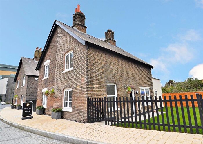 2 Bedroom Cottage To Rent In Brewery Lane, Twickenham, TW1
