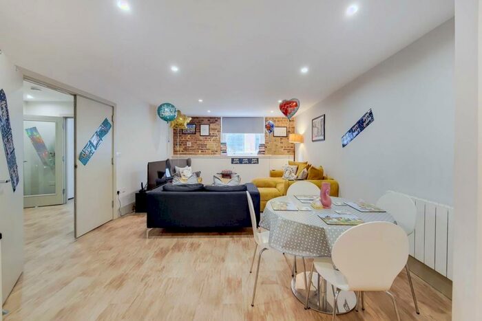 3 Bedroom Flat To Rent In Major Draper Street, Woolwich, London, SE18