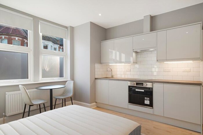 Flat To Rent In Linacre Road, Willesden Green, NW2