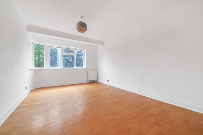 5 Bedroom House To Rent In East Walk, East Barnet, Barnet, EN4