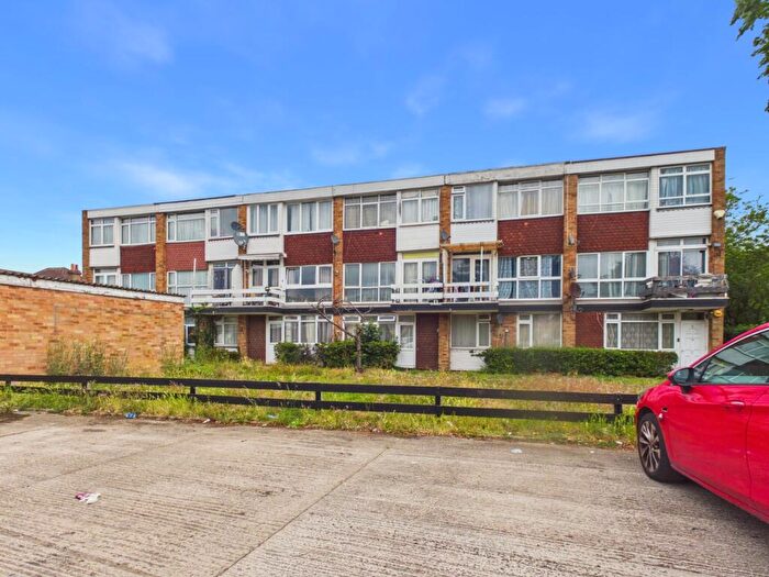 2 Bedroom Maisonette For Sale In Belvedere Mansions, Clive Court, Slough, Berkshire, SL1