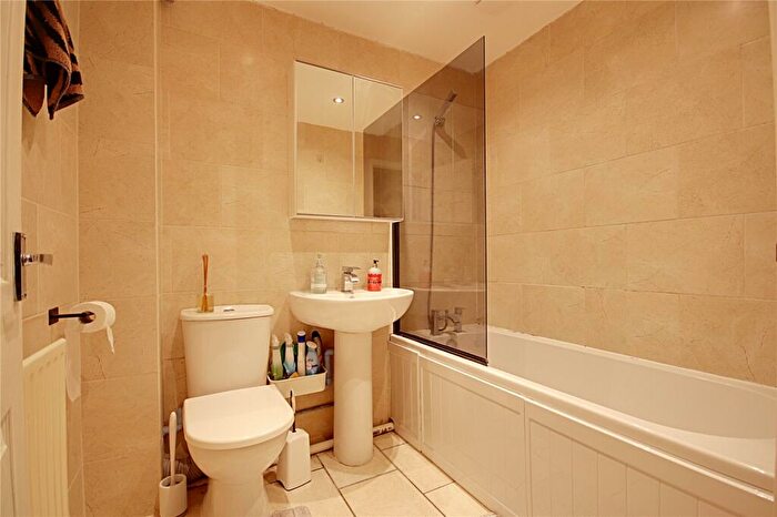 1 Bedroom Flat For Sale In Larmans Road, Enfield, Middlesex, EN3