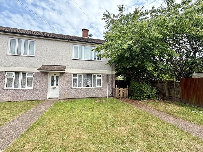 2 Bedroom Maisonette For Sale In Holly Close, Aldershot, Hampshire, GU12