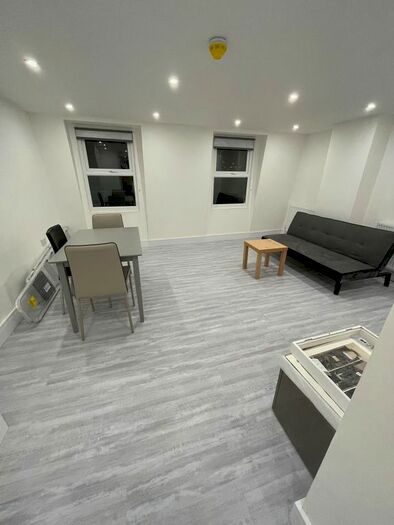 Studio To Rent In Goldhawk Road, Hammersmith, W12