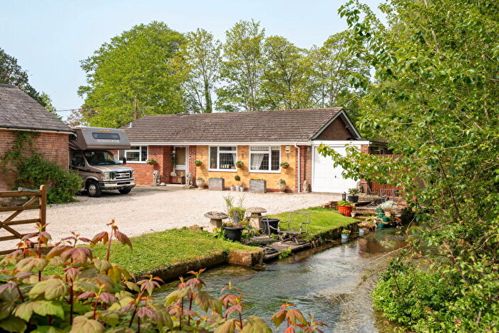 3 Bedroom Detached Bungalow For Sale In Kingsclere Road, Overton, Basingstoke, RG25