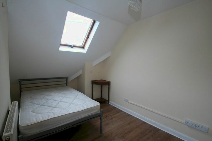 Studio To Rent In Park Road, London, NW4