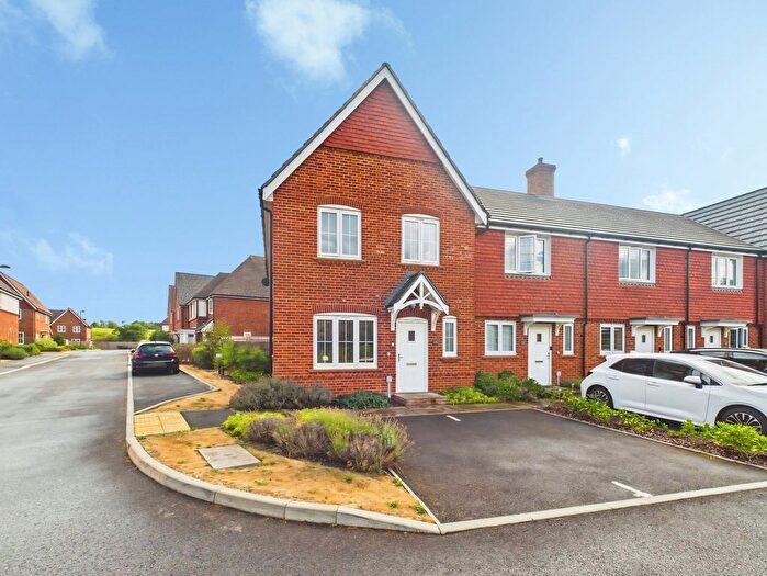 3 Bedroom End Of Terrace House For Sale In Rochford Grove, Horsham, RH12