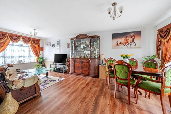 2 Bedroom Flat For Sale In Castlebar Mews, Ealing, London, W5