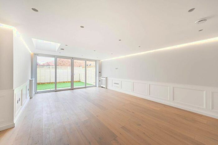 4 Bedroom Property To Rent In Honeyman Close, Brondesbury Park, London, NW6