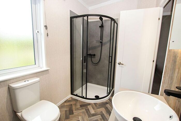 2 Bedroom Bungalow For Sale In Lodge - Chertsey Lane, Staines-Upon-Thames, TW18