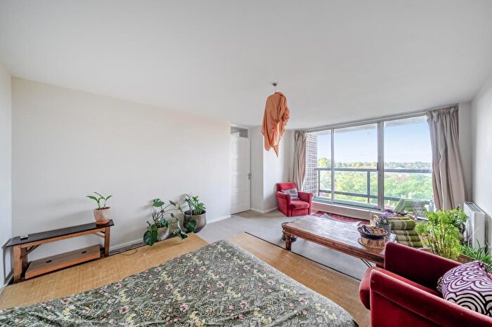 2 Bedroom Flat For Sale In Bromwich House, Richmond Hill, Richmond, TW10