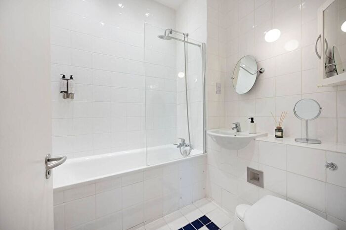 Studio To Rent In West Smithfield, Farringdon, London, EC1A