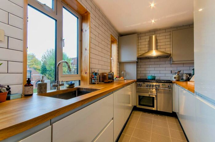 3 Bedroom Flat To Rent In Green Lanes, Winchmore Hill, London, N21