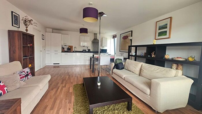 2 Bedroom Flat To Rent In Bloemfontein Road, London, W12