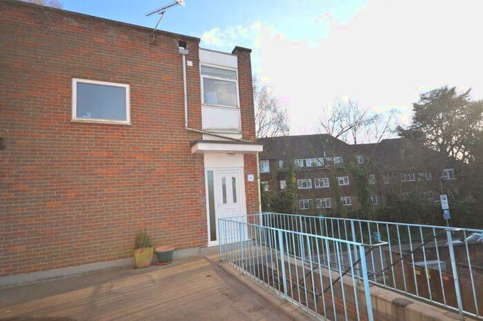 2 Bedroom Flat To Rent In Grove Court, Beaconsfield, HP9