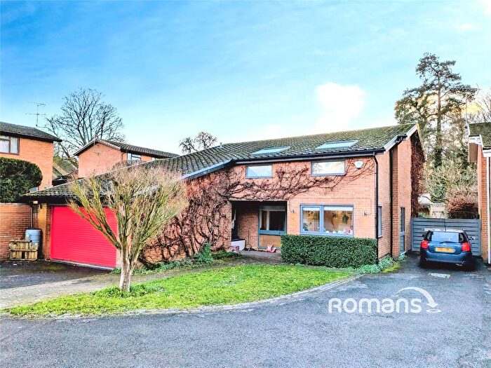 5 Bedroom Detached House For Sale In Coleridge Avenue, Yateley, Hampshire, GU46