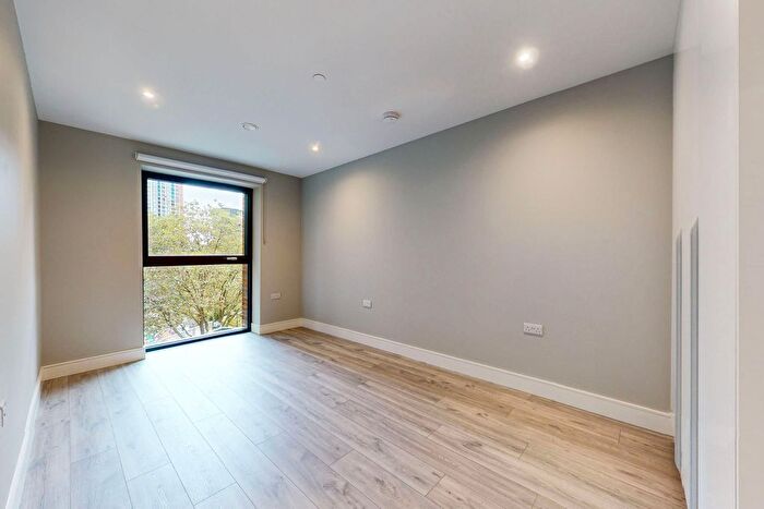 3 Bedroom Flat To Rent In Hewson Way, London, SE17