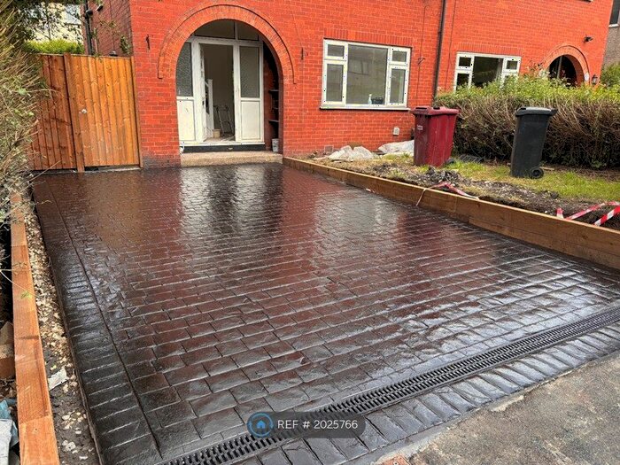 3 Bedroom Semi-Detached House To Rent In Crescent Avenue, Farnworth, Bolton, BL4