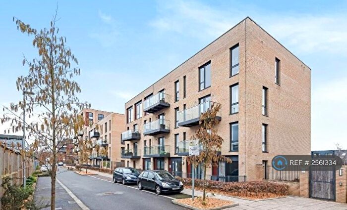 2 Bedroom Flat To Rent In Metropolitan Court, Edgware, HA8