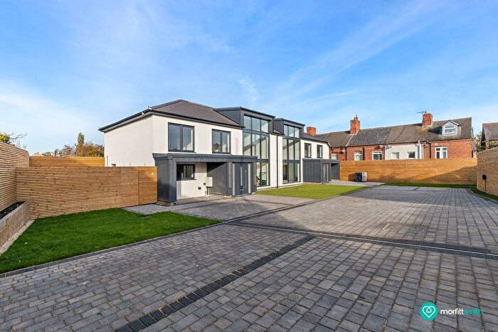 3 Bedroom Semi-Detached House For Sale In The Close, Dinnington, S25