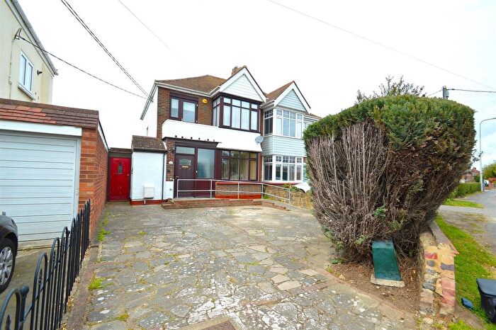 3 Bedroom Semi-Detached House For Sale In Ashingdon Road, Rochford, SS4